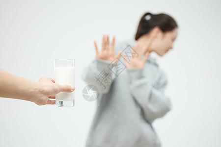 红肿过敏乳糖不耐拒绝牛奶的女性背景