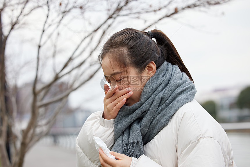 女性在户外鼻炎难受图片