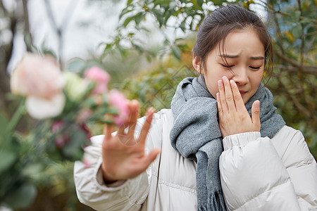 对室外花粉过敏的女性图片