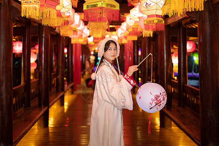 古风元旦灯会里提着灯笼回眸的古风少女背景