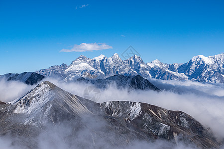 川西折多山垭口的云海雪山图片