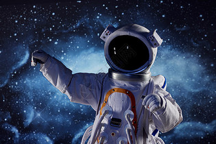 宇航员站在太空前手指前方图片