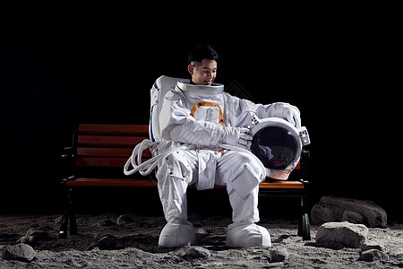 太空科技坐在长椅上的宇航员背景