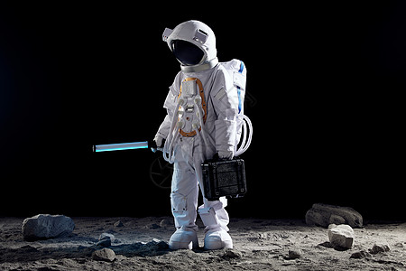 在月球表面上探照的宇航员图片