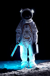 手持探照设备站在月球表面上探测的宇航员图片