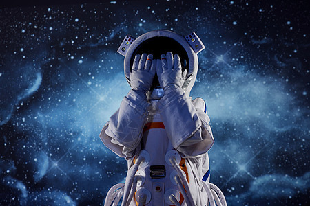 宇航员站在前捂着脸图片