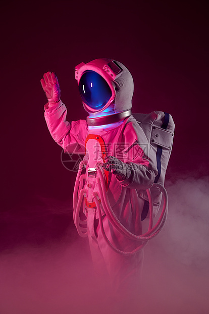 站在红色烟雾中的宇航员图片