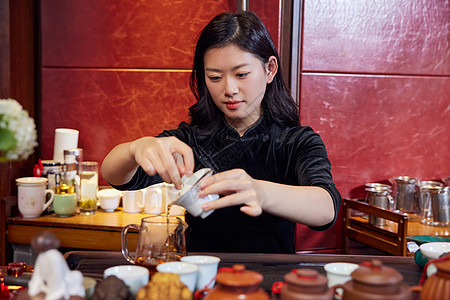 冲泡菊花茶商务酒店女性茶艺师倒茶背景