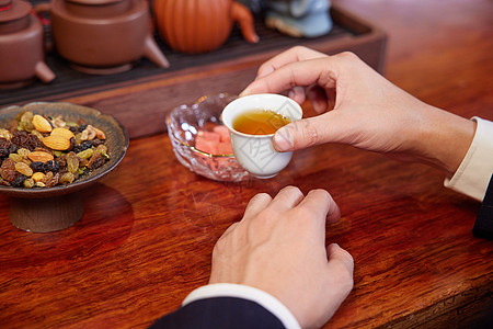 冲泡菊花茶商务会所男性顾客端茶特写背景