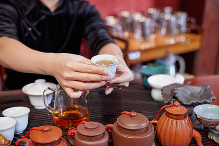 商务会所茶艺师端茶特写高清图片