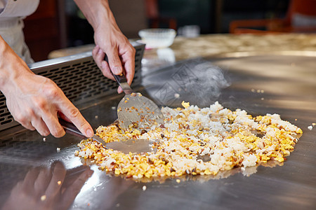 高端商务酒店厨师制作铁板炒饭图片