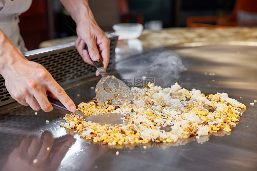 高端商务酒店厨师制作铁板炒饭图片