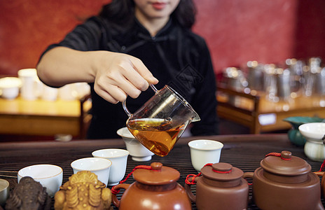 商务会所茶艺师倒茶特写图片