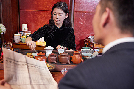 茶艺会所高端商务会所男性看报纸喝茶背景