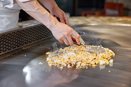 高端商务酒店厨师制作铁板炒饭图片