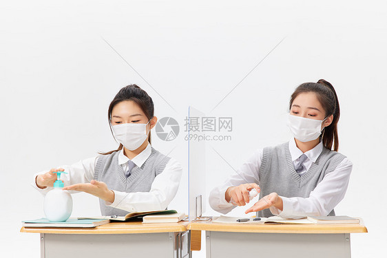 青年学生戴口罩上课手部消毒图片