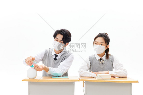 学生戴口罩上课手部消毒图片
