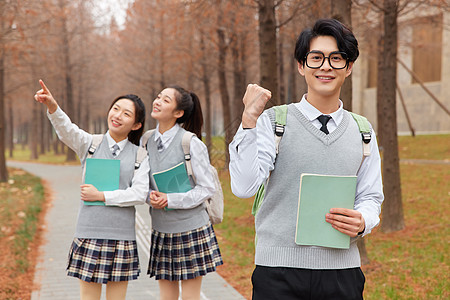 学生校园里学习交流高清图片