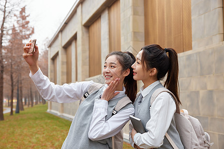 拿手机自拍的青年学生美女闺蜜图片