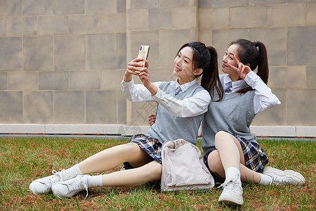美女大学同学坐在草地上自拍图片