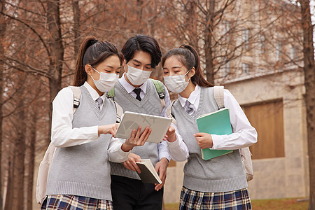 校园学生戴口罩看平板电脑形象背景图片