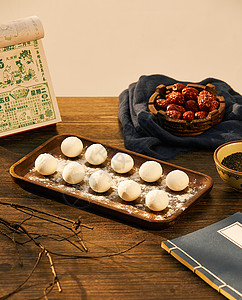 包汤圆砧板上的传统生红枣芝麻汤圆背景
