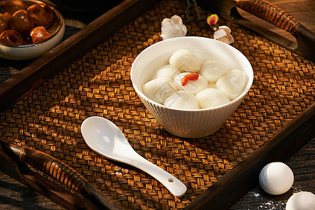 碗里的中式传统芝麻汤圆图片