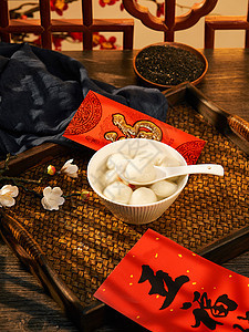 中式元宵节传统芝麻汤圆图片