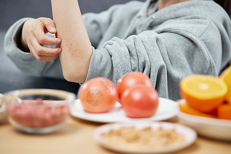 餐桌食物女性食物过敏抓挠特写背景