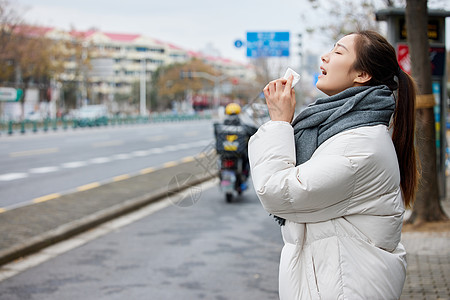 汽车尾气在室外打喷嚏难受的女性背景