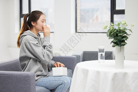 居家花粉过敏的女性图片