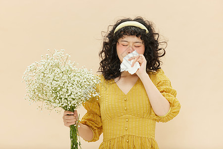 冬天口罩美女微胖女孩因花粉过敏鼻子感到不适背景