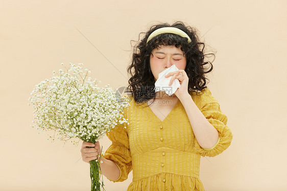 微胖女孩因花粉过敏鼻子感到不适图片