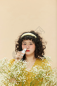 花粉过敏使用鼻喷的微胖女孩图片