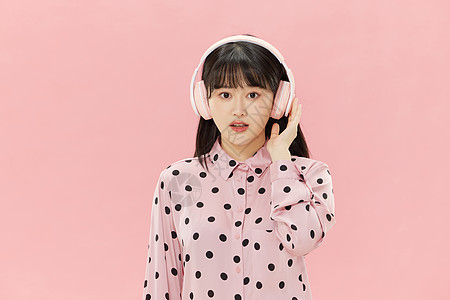 可爱的粉色少女头戴耳机图片