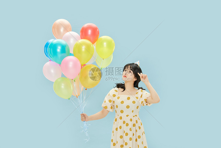 手拿气球的阳光少女图片