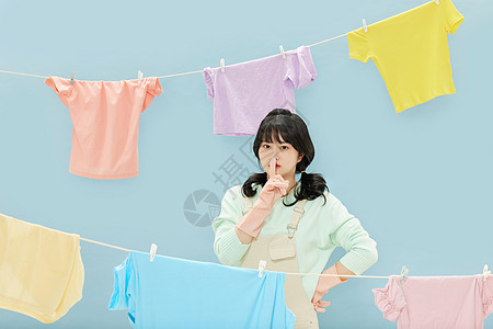 阳光可爱女孩洗衣服晾晒衣服图片
