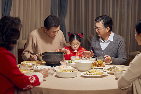 元宵节一起吃汤圆的家人图片