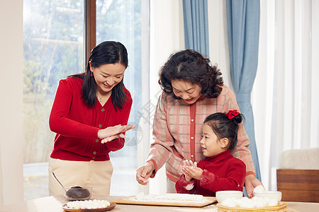 带着小女孩包汤圆的奶奶和妈妈图片