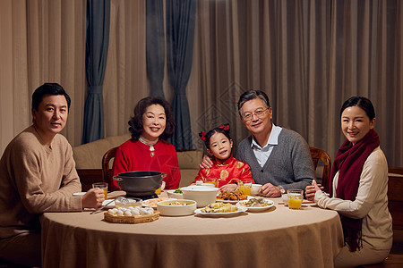 春节一家人团圆聚餐图片