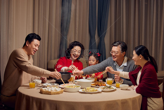 除夕夜一家人吃团圆饭图片