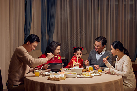 吃汤圆的一家人春节一家人吃团圆饭背景