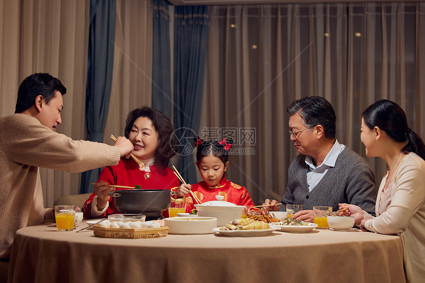 过年幸福一家人吃年夜饭图片