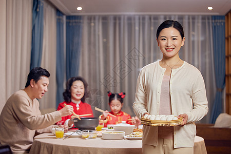 元宵节妈妈端着汤圆形象图片