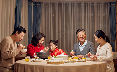幸福一家人吃团圆饭图片