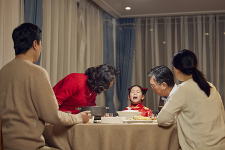 小女孩春节年夜饭时哭闹高清图片