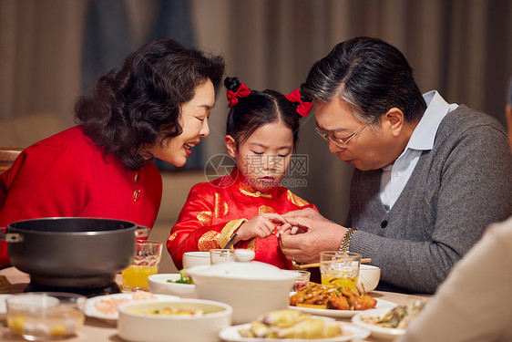 春节年夜饭孙女和爷爷奶奶聊天图片