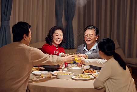 春节一家人吃年夜饭碰杯高清图片