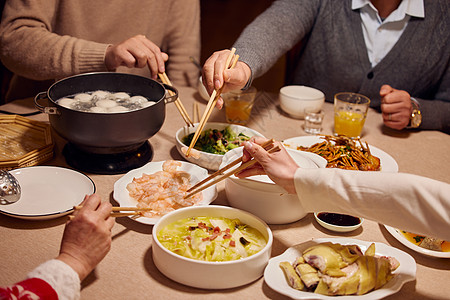 元宵节一家人聚餐夹菜特写高清图片