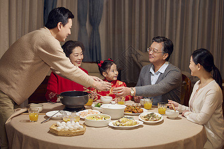 春节团圆饭父子碰杯喝白酒图片